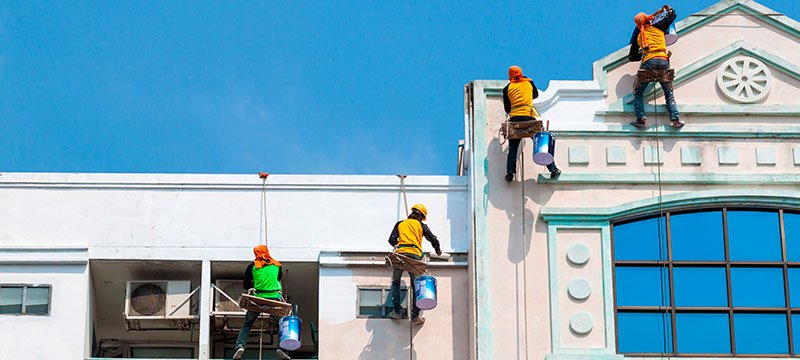 workers-painting-tall-commercial-building